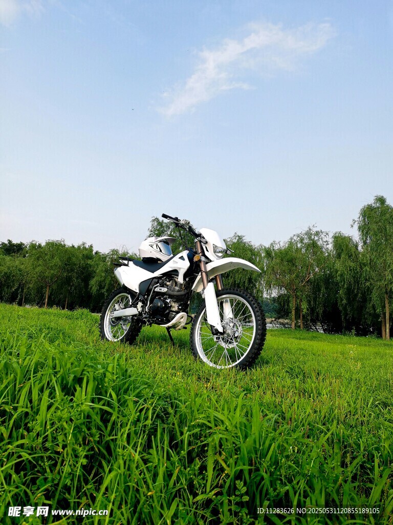 草地上的炫酷摩托車