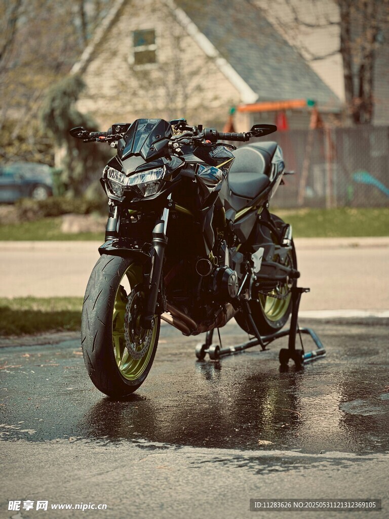 雨中停放的酷炫黑色摩托車