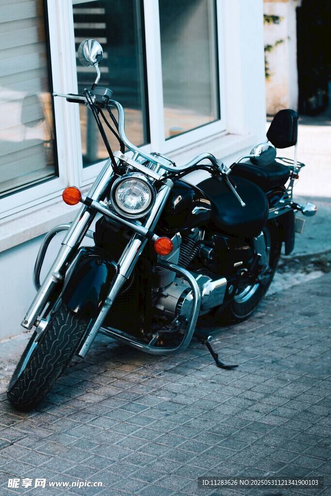 街邊停放的復古摩托車