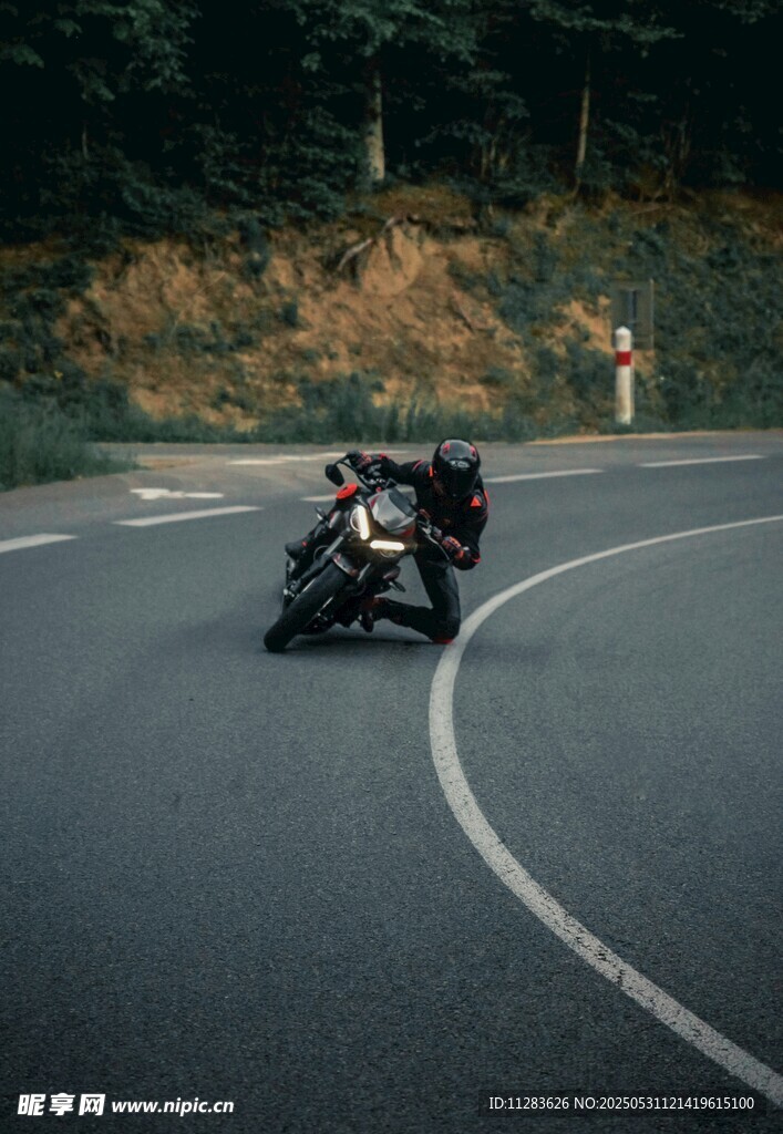摩托車手彎道酷炫騎行