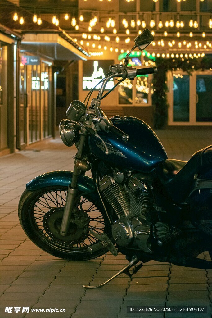夜晚街頭的酷炫黑色摩托車