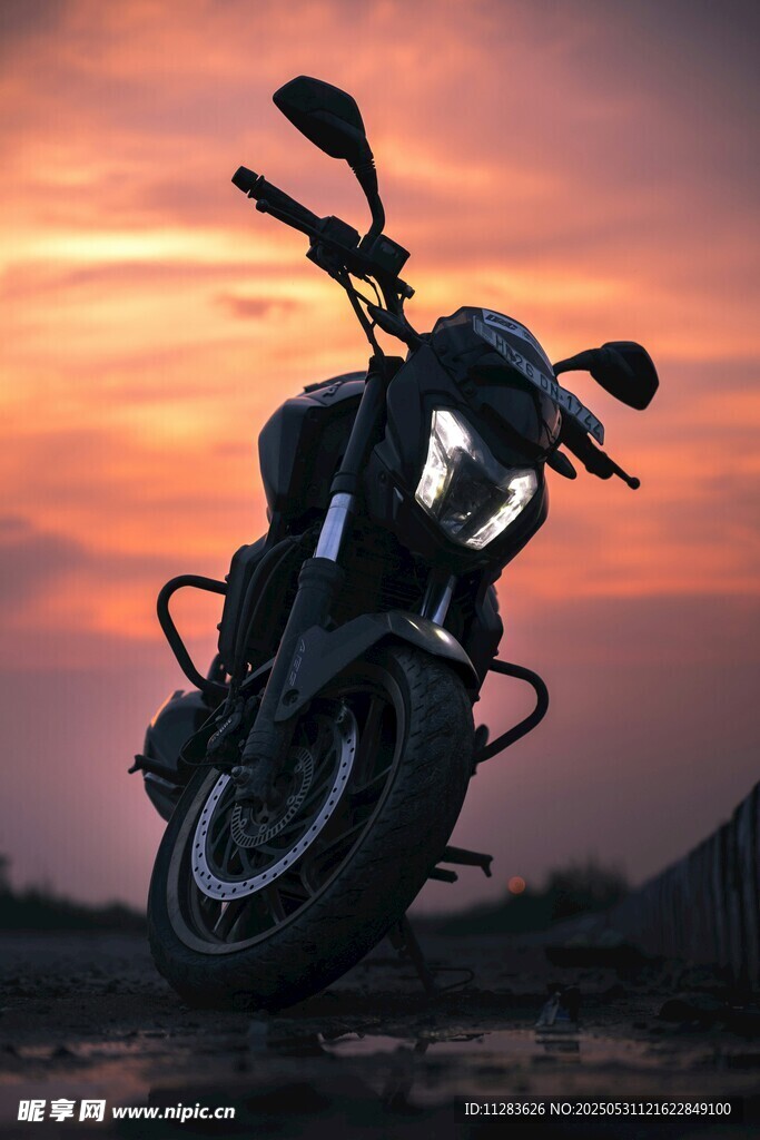 夕陽下酷炫的黑色摩托車