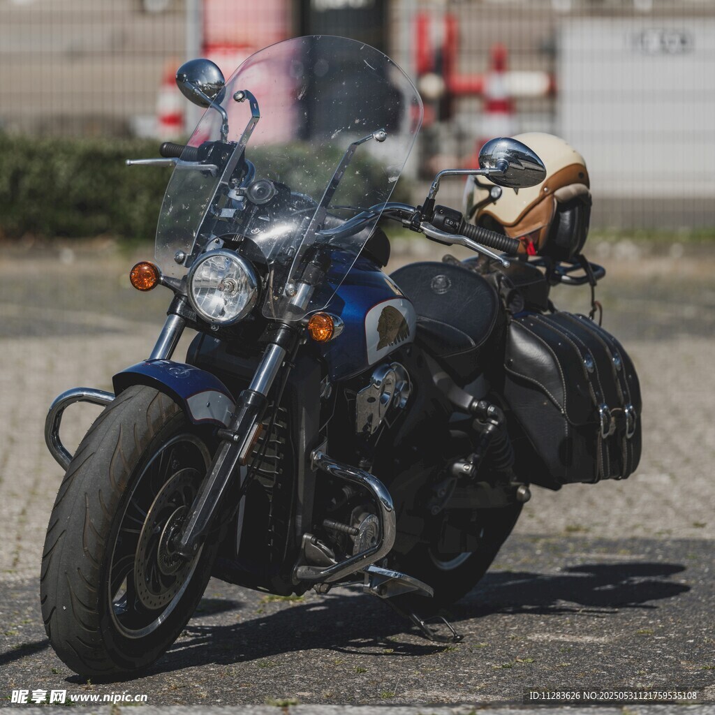 復(fù)古風(fēng)格摩托車停放街頭