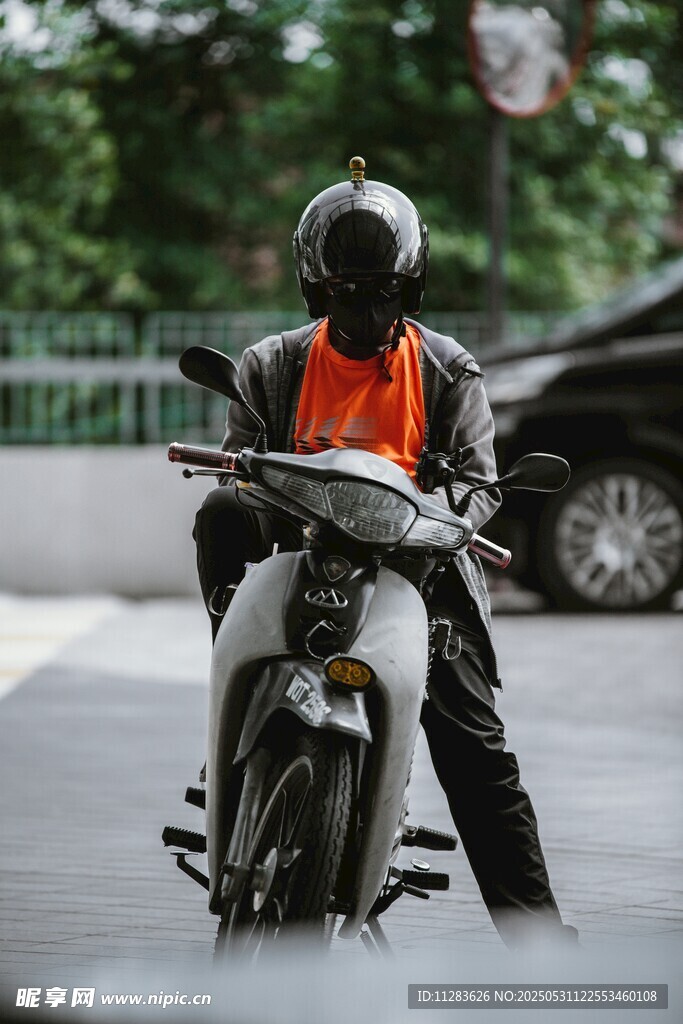 摩托車手帥氣騎行瞬間