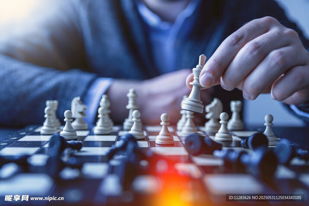 棋手專注落子于棋盤