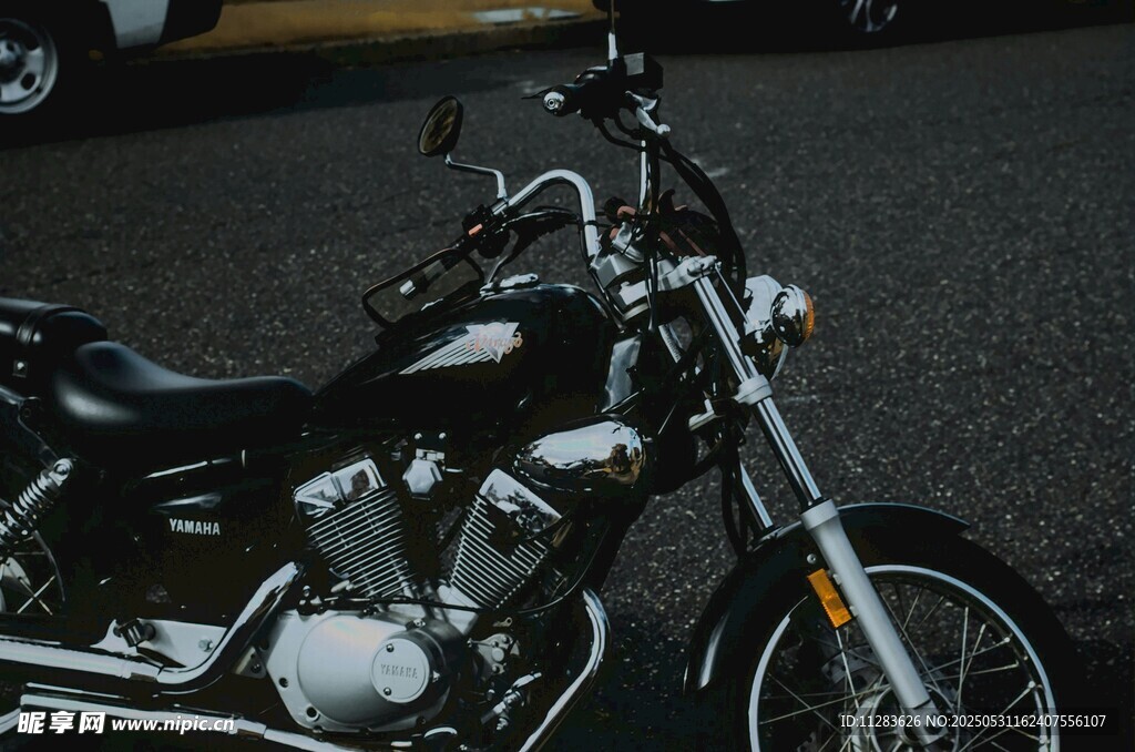 酷炫黑色摩托車停于路面