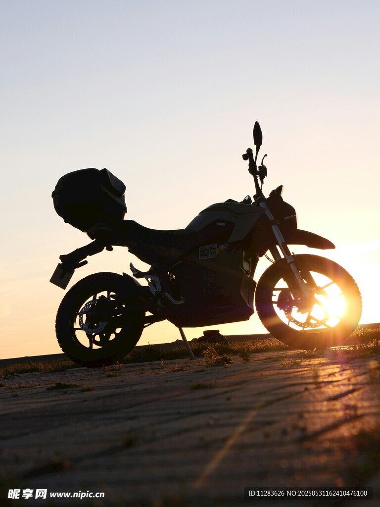 夕陽下的摩托車剪影