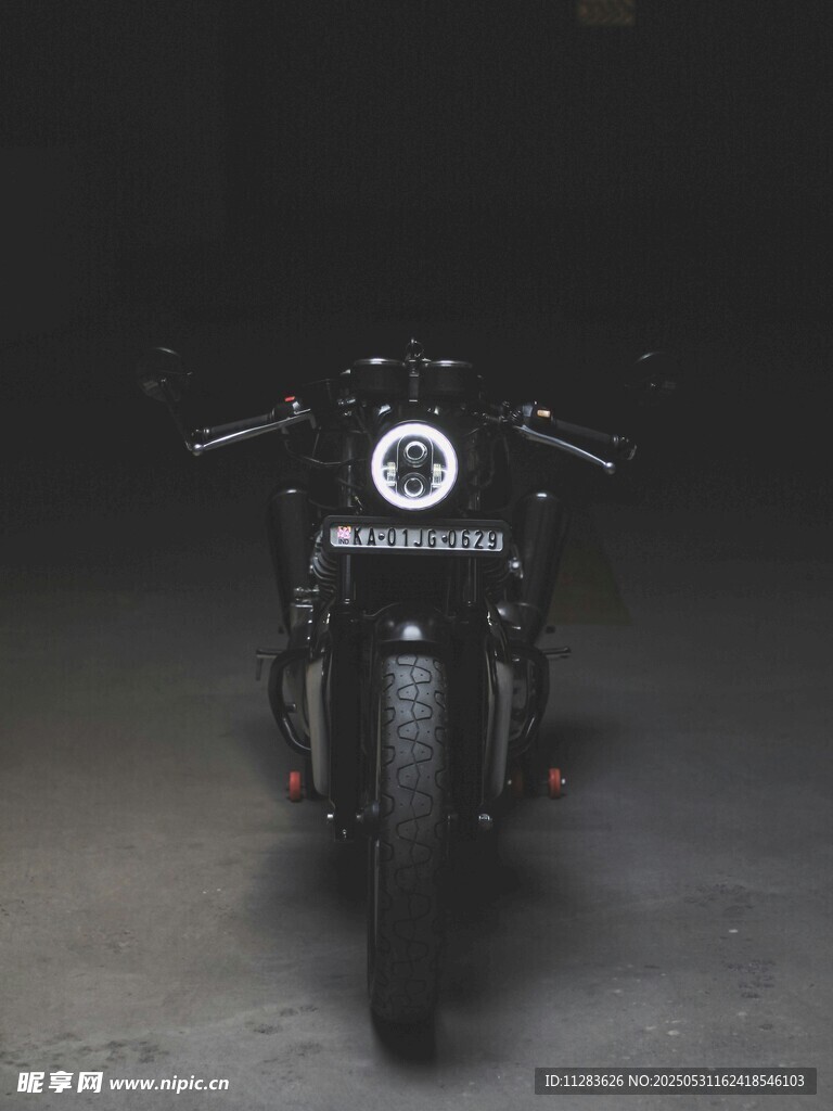 復(fù)古摩托車暗光下的魅力