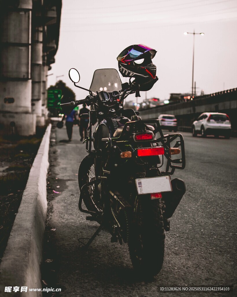 公路旁的酷炫摩托車