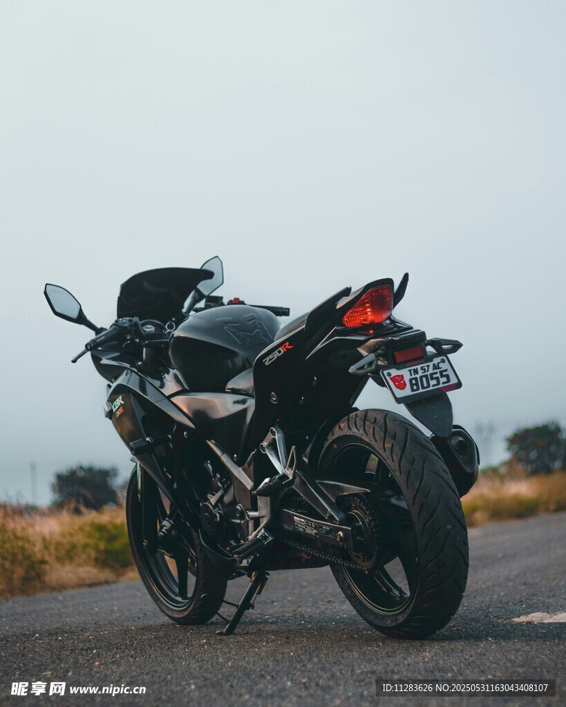 公路上的酷炫黑色摩托車