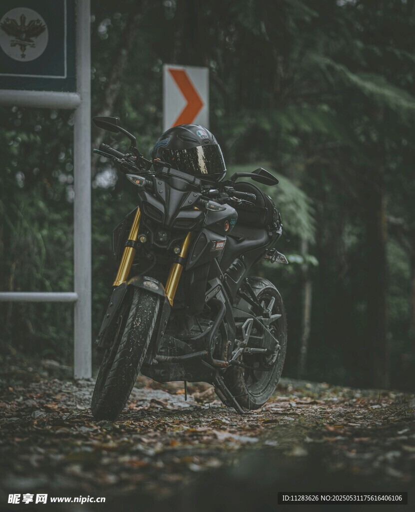 越野摩托車(chē)停在路標(biāo)旁