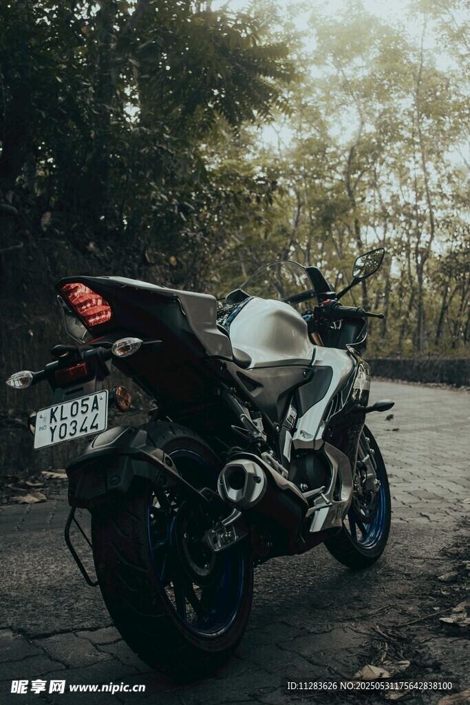 公路旁停放的酷炫摩托車