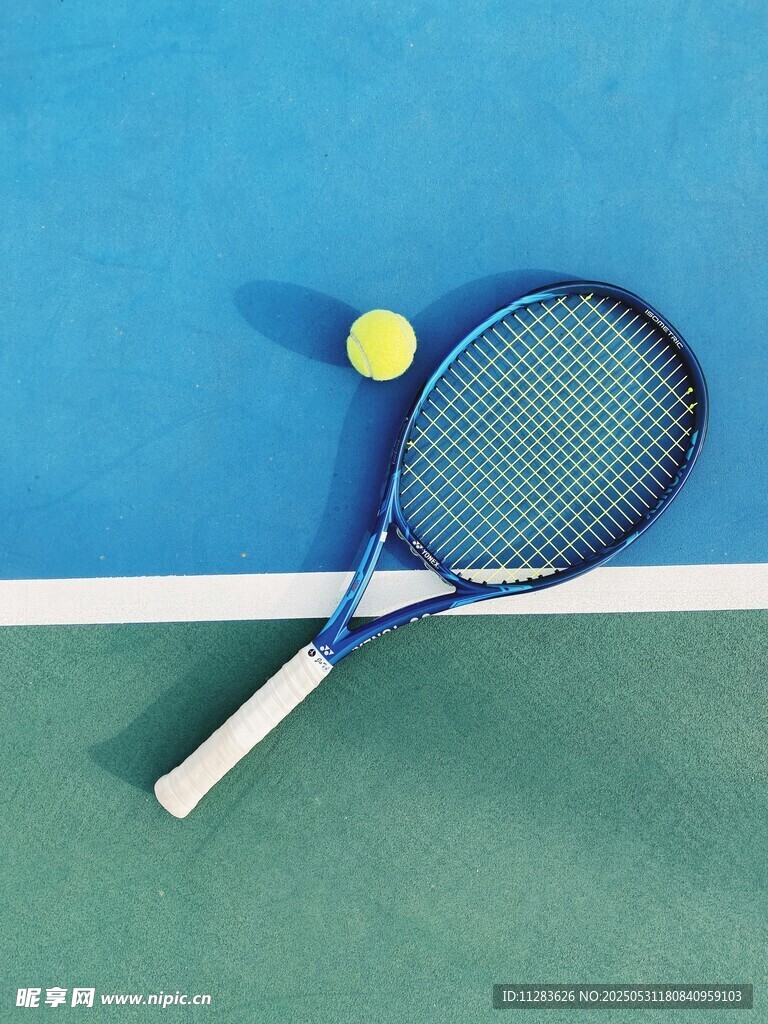 網球拍與球置于球場