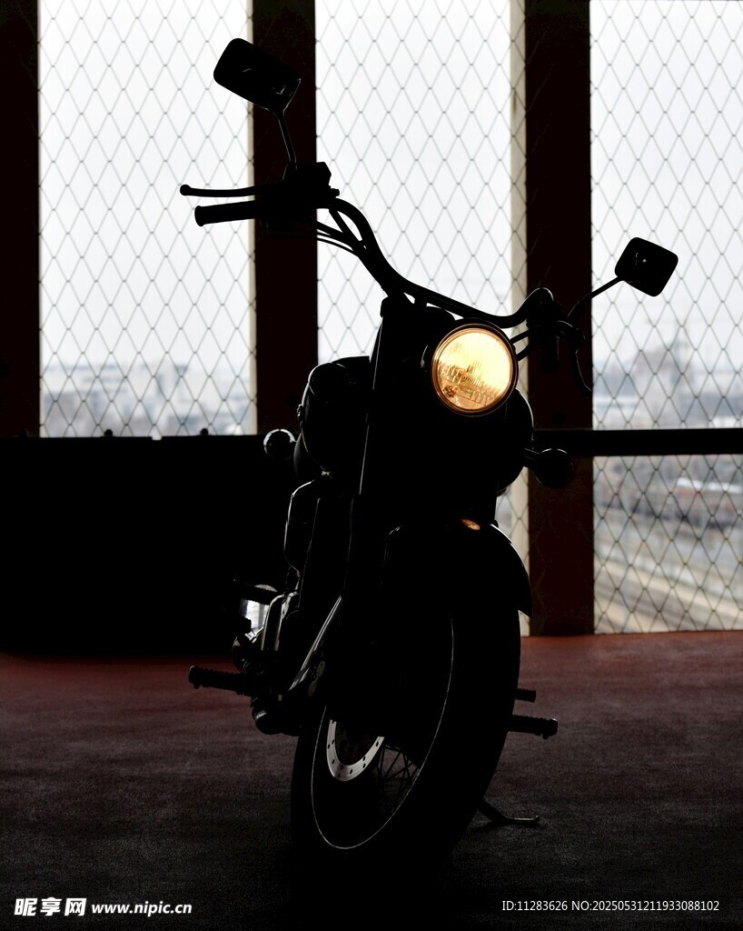 室內停放的復古摩托車