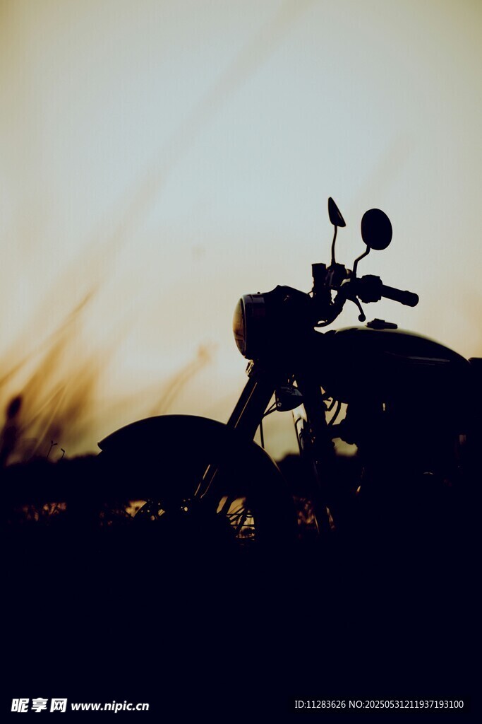 夕陽下的摩托車剪影