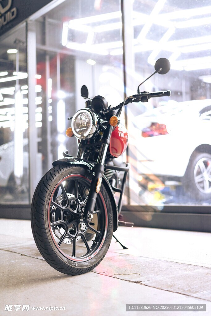 店內停放的復古風格摩托車