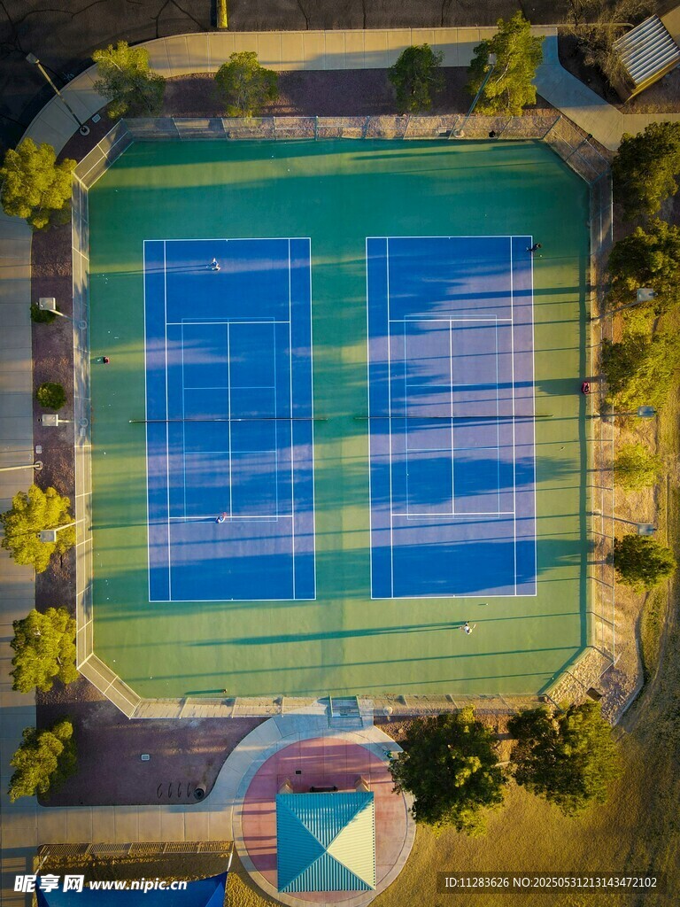 空中俯瞰色彩斑斕網球場