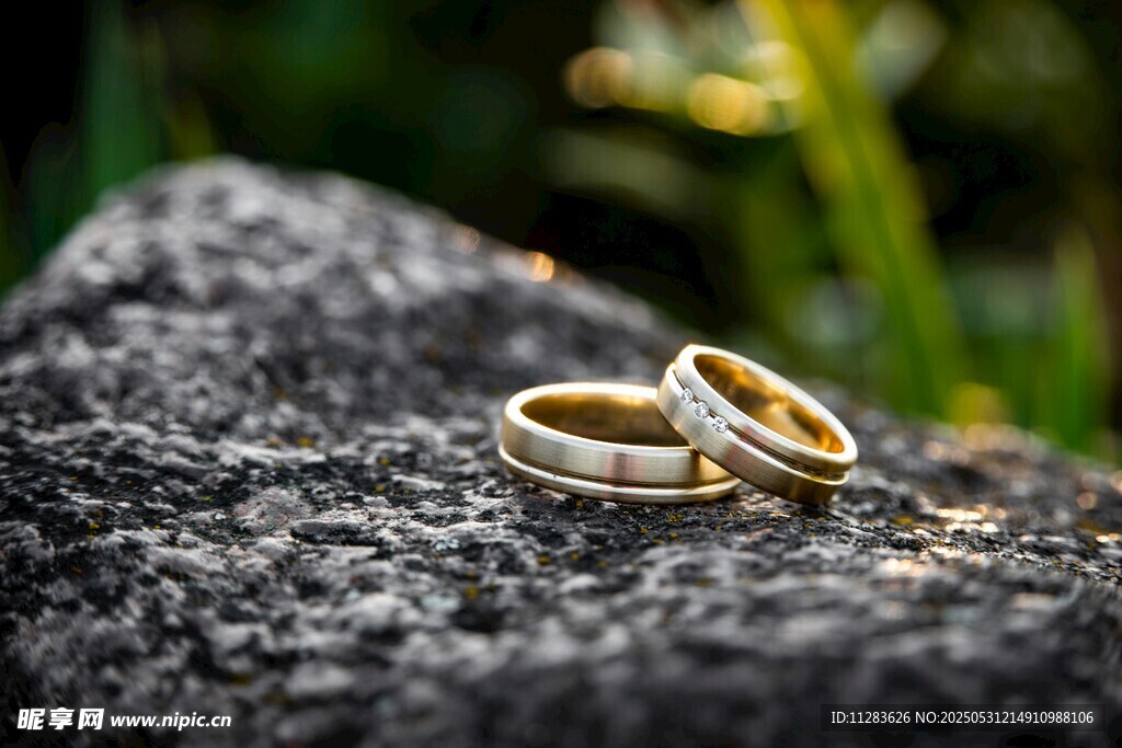 巖石上的精美結(jié)婚對戒
