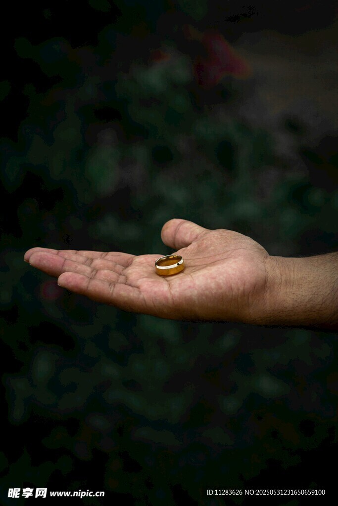 掌心托著的金色小物件