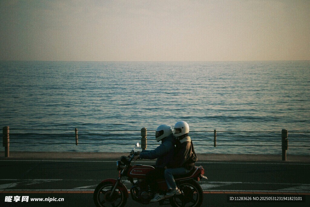 海邊公路上的摩托車騎行