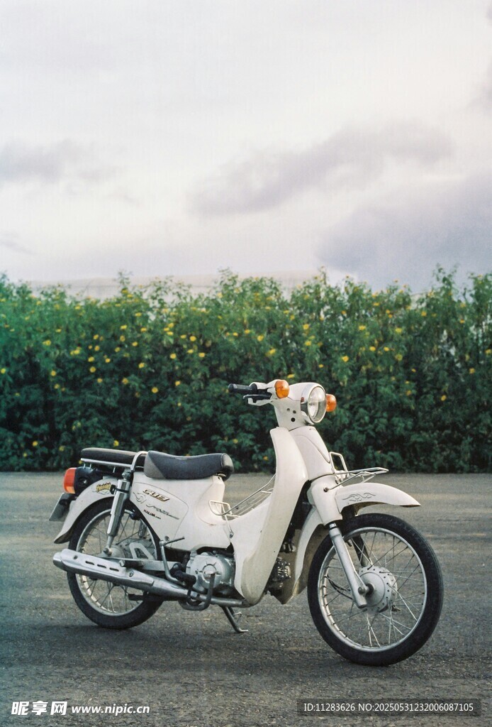 復古白色摩托車停于戶外