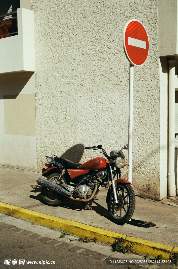路邊停放的復(fù)古摩托車(chē)