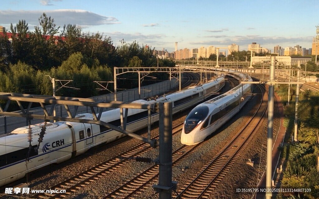 鐵軌上的多列現(xiàn)代列車
