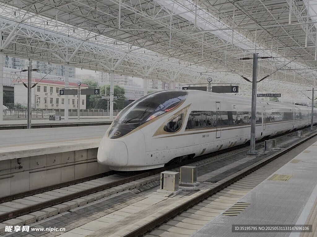 高鐵站臺上的高速列車