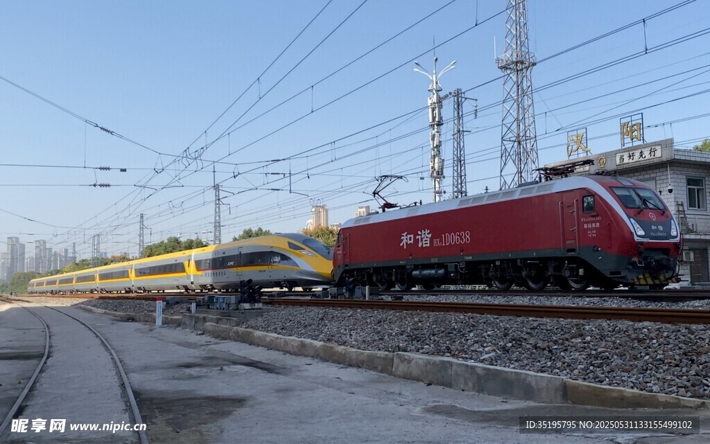 鐵軌上的紅色列車