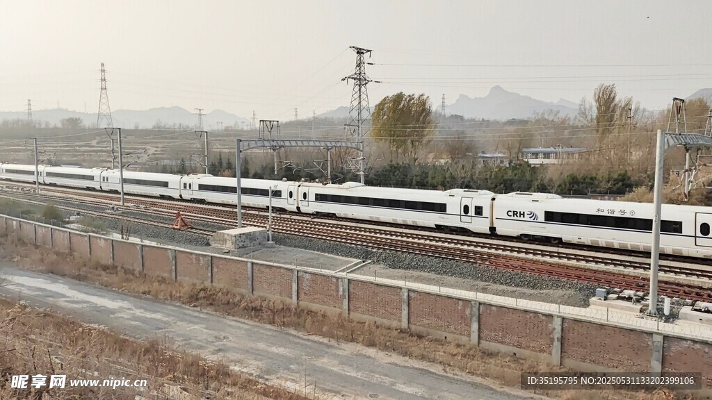 高速行駛的現代化白色列車