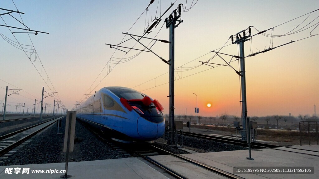 夕陽下的高速列車