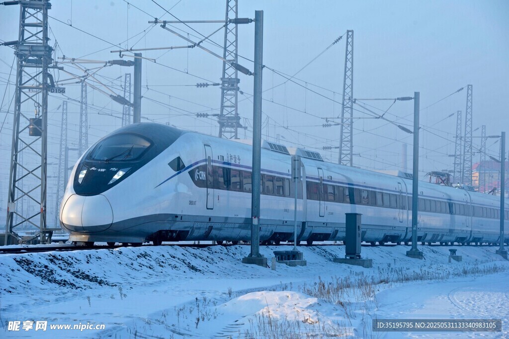 雪中鐵皮長龍高速列車