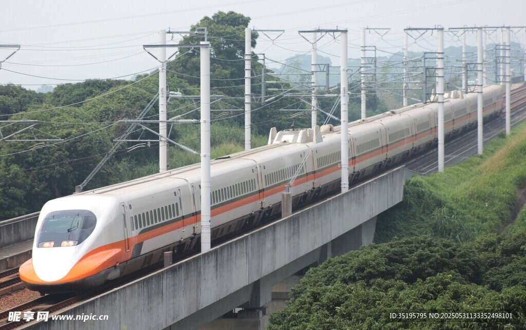 高速列車行駛于高架橋上