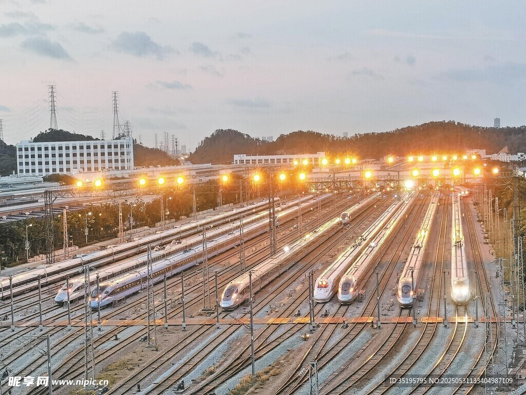 鐵路樞紐夜景中的列車(chē)群