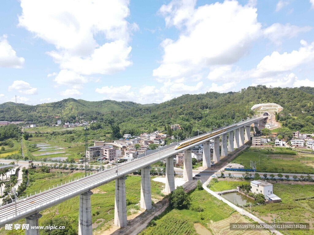 宏偉高架橋橫跨青山綠野