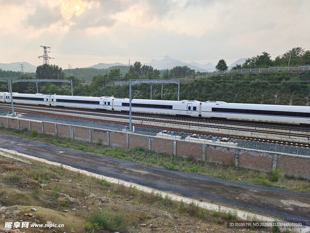 高速行駛的現代化高鐵列車
