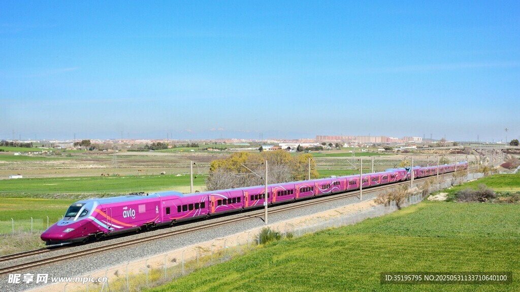 粉色高速列車行駛在曠野