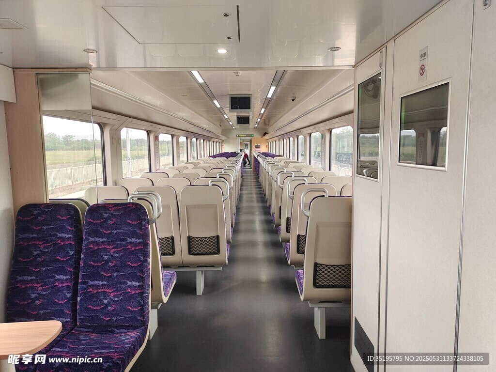 空蕩整潔的列車車廂內(nèi)部
