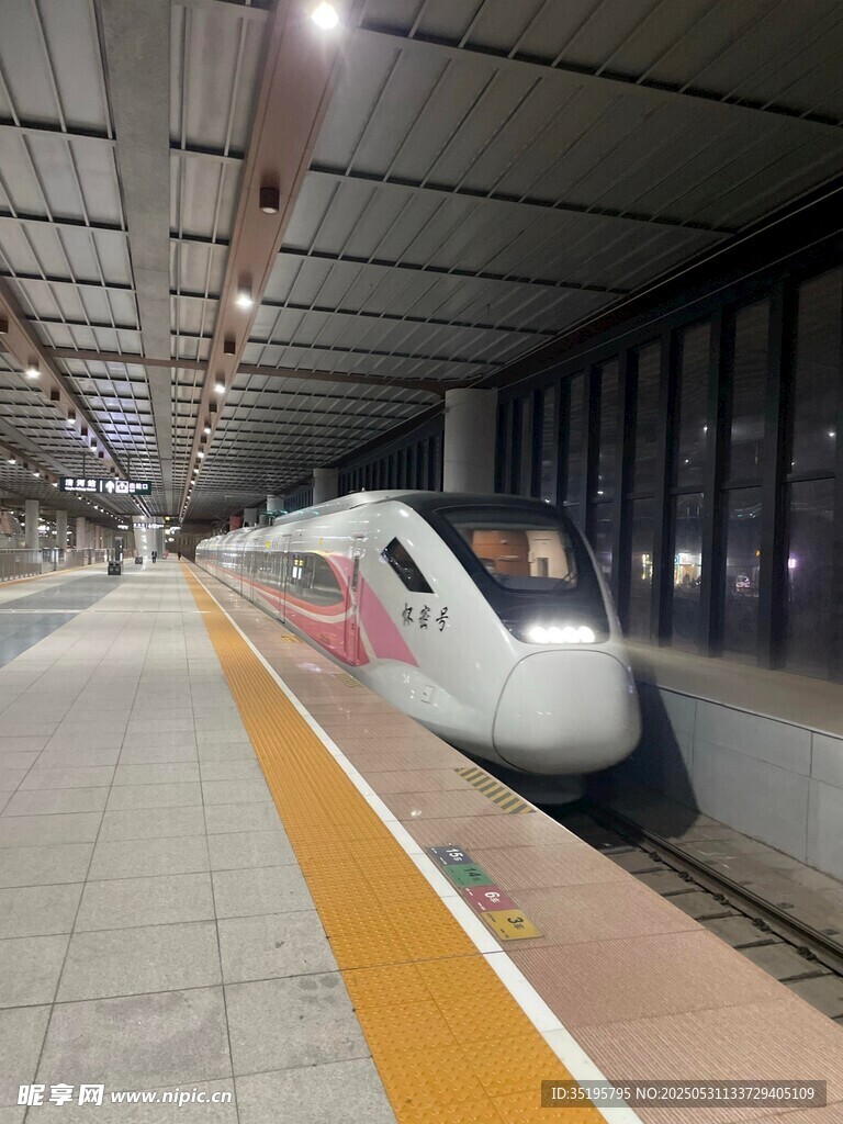 高鐵站臺(tái)上的高速列車(chē)