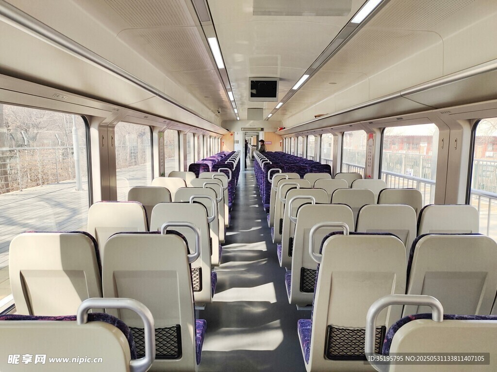 地鐵車廂內乘客稀少景象