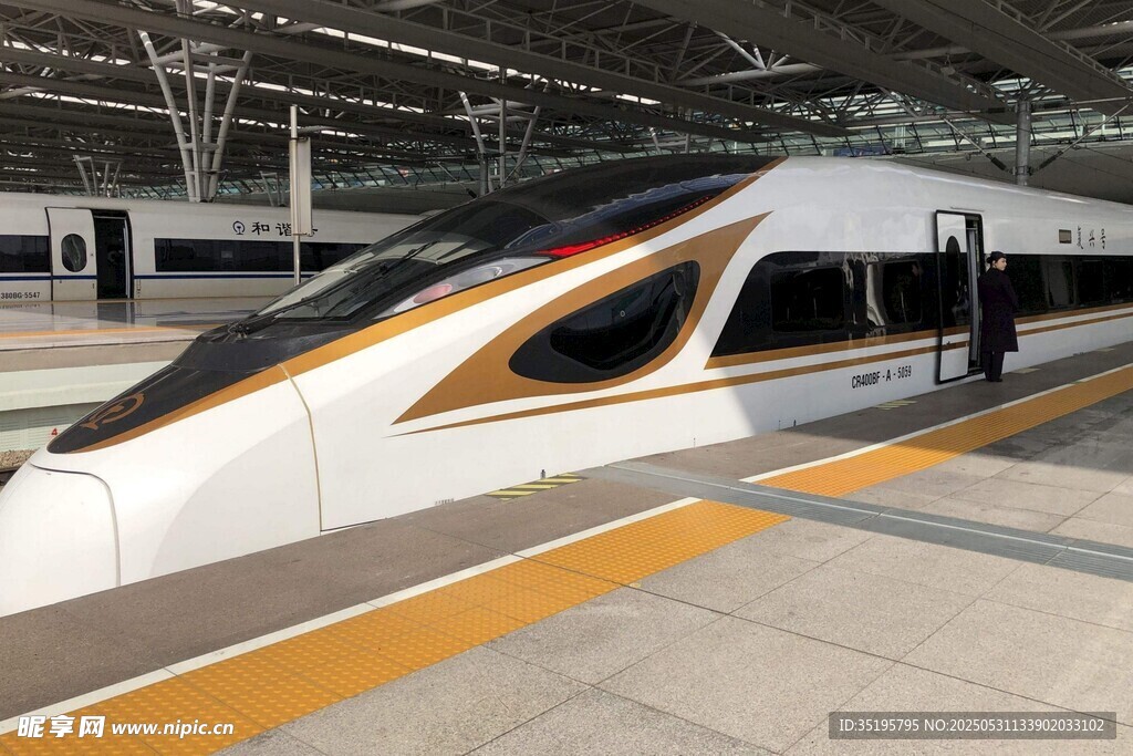 高鐵站臺(tái)上的高速列車