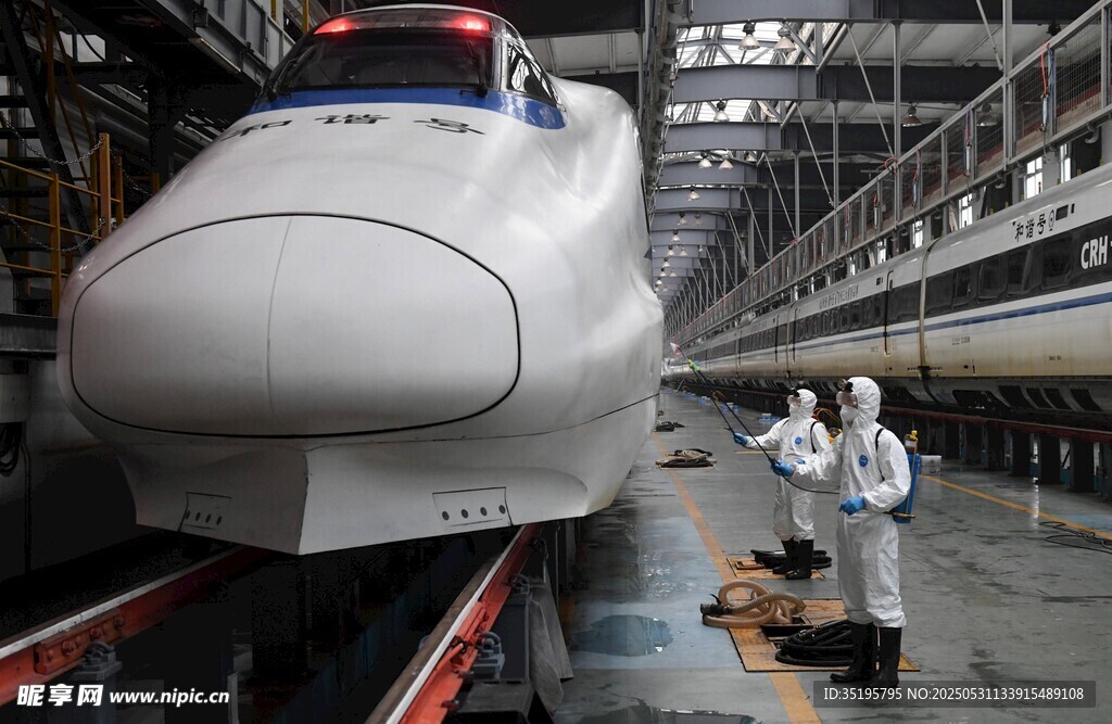 高鐵列車工廠內檢修場景