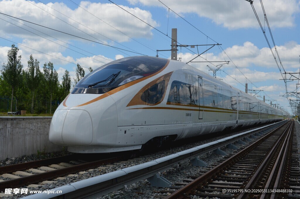 高速列車馳騁在鐵軌之上