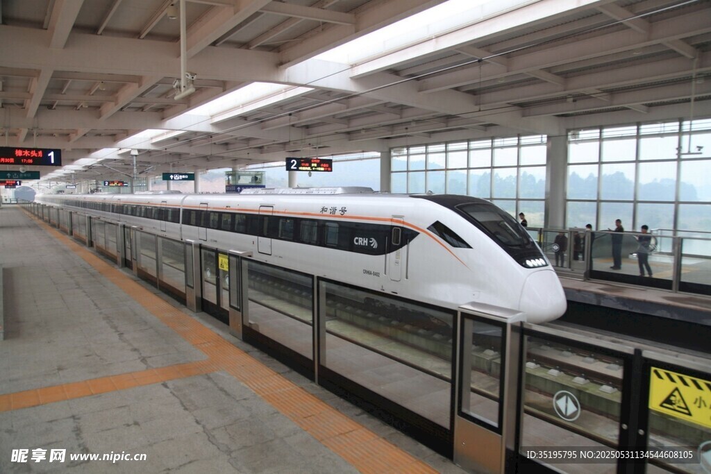 高鐵站臺上的高速列車