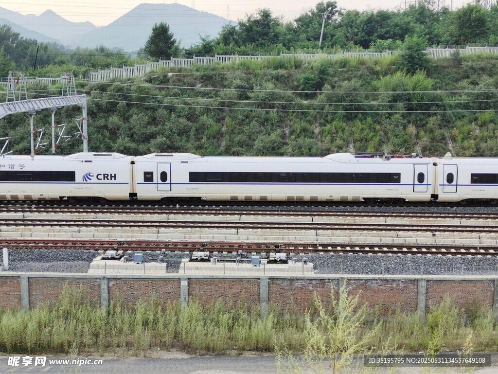 高速列車穿行于青山之間