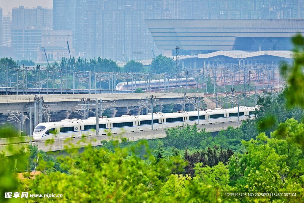城市間穿行的高速列車