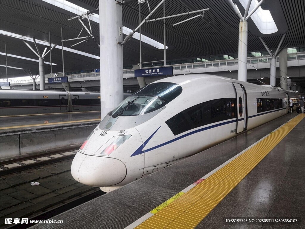 高鐵站的高速列車