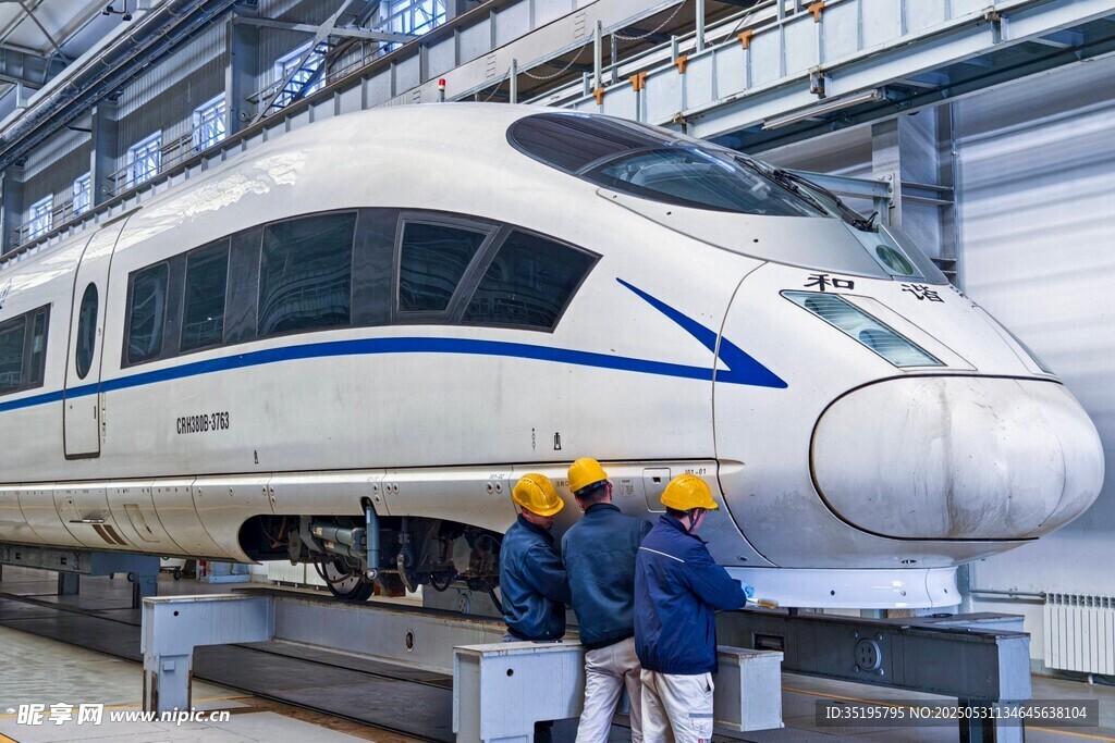 工人檢修高速列車
