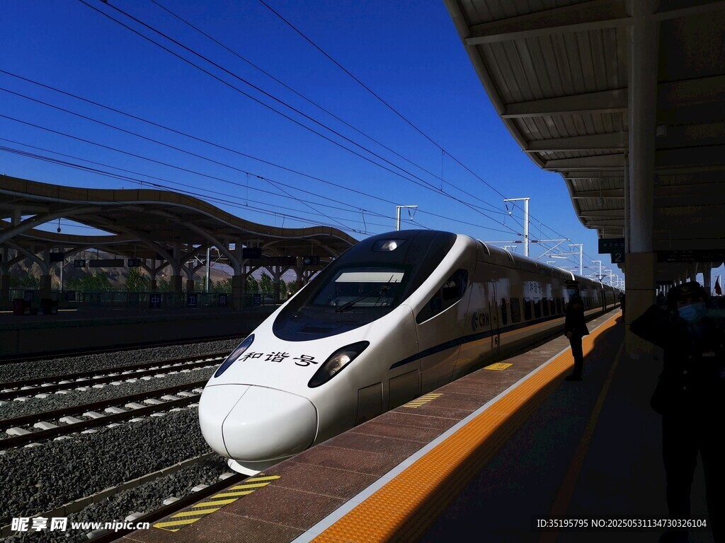 高鐵站臺上的高速列車