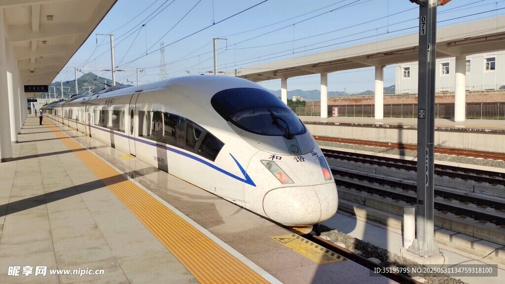 高鐵站臺上的高速列車